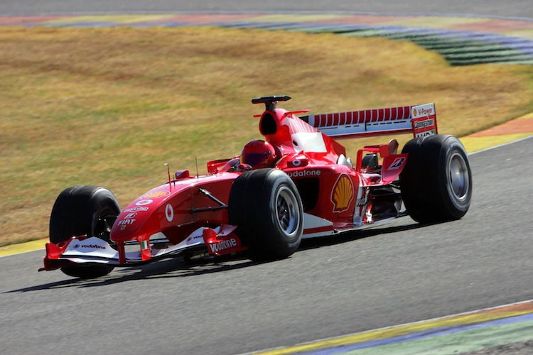Valentino Rossi im Ferrari F2004 im Jahr 2004 beim offiziellen F1-Test in Valencia