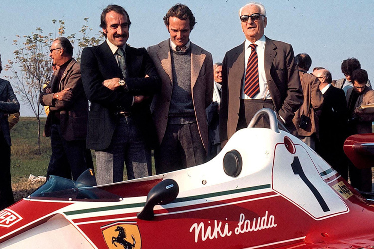 Enzo Ferrari mit seinen Formel-1-Piloten Clay Regazzoni und Niki Lauda