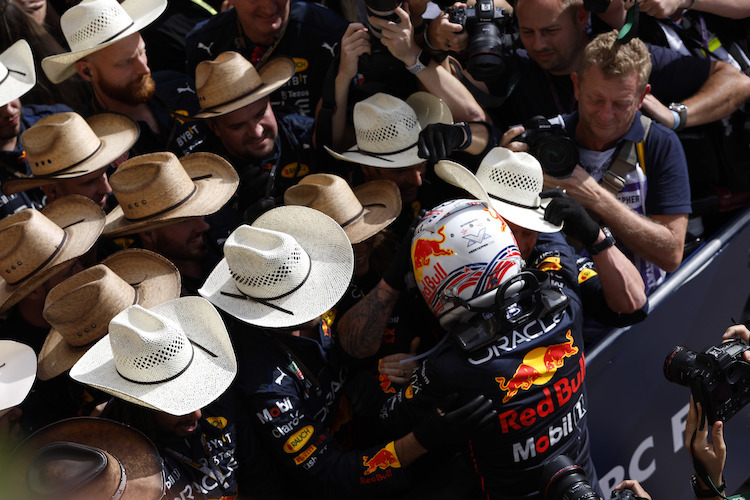 2022 wurde Sieger Max Verstappen von seinen Cowboys empfangen