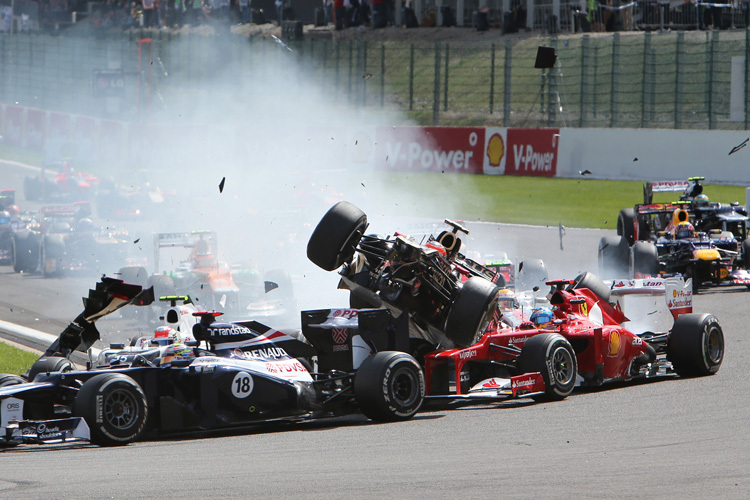So geht es nicht: Romain Grosjean nach dem Start zum Belgien-GP 2012
