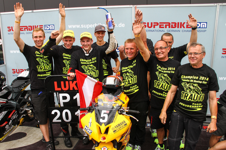Das Freudenberg-Racing-Team feiert den Sieg