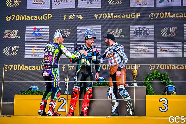 2023 prosteten Davey Todd (li.) und Peter Hickman David Datzer beim Macau Motorcycle Grand Prix zu