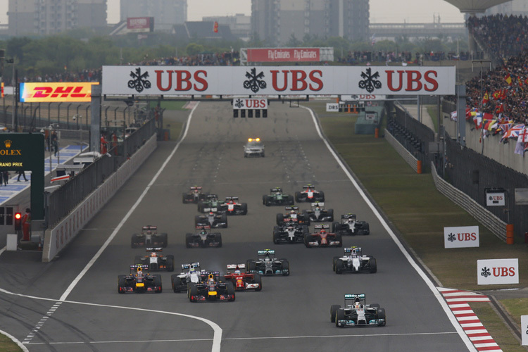 Kurz nach dem Start: Hamilton führt, Massa und Alonso rattern zusammen