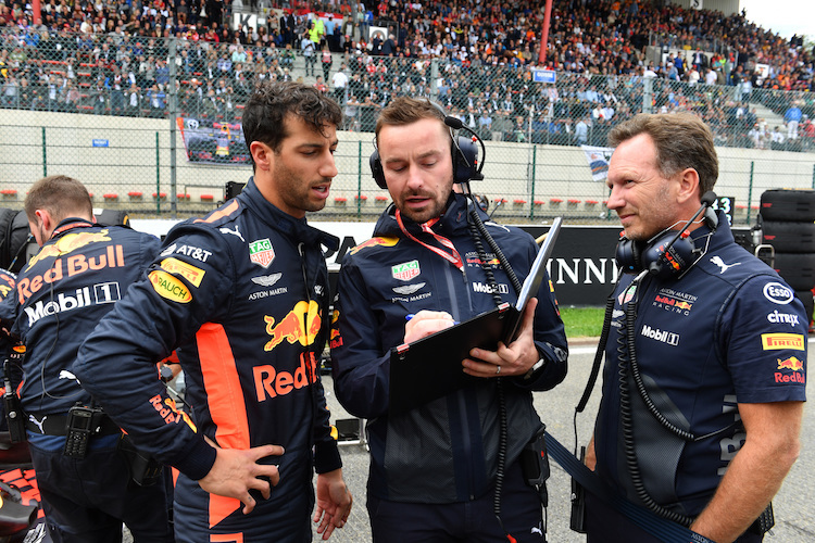 Daniel Ricciardo mit Simon Rennie und Christian Horner