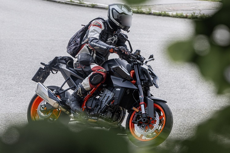 Die 990 Duke R wird mit dem leistungsgesteigerten Motor ausgestattet sein, der für die 990RC R entwickelt wurde