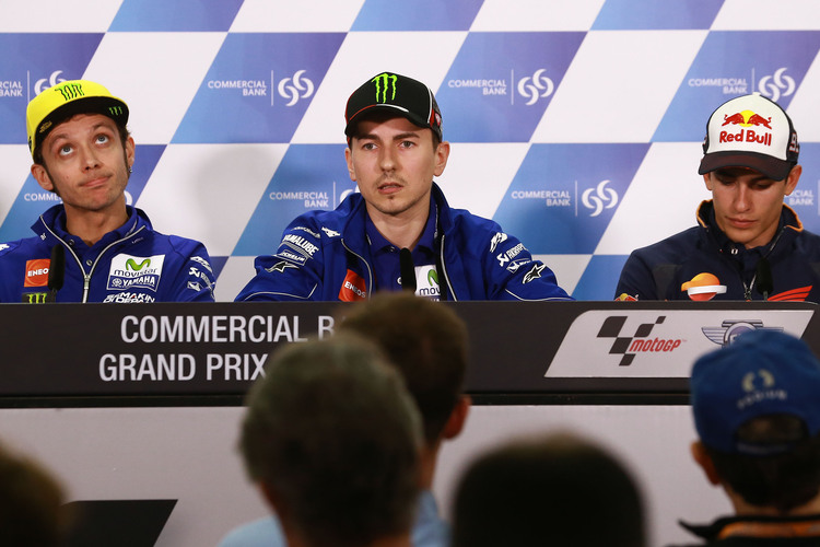 Gestern in Doha: Rossi wirkt gelangweilt, Lorenzo plaudert, Márquez ist mit den Gedanken woanders