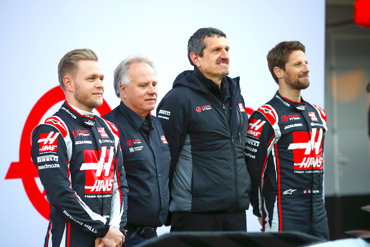 Von links: Kevin Magnussen, Gene Haas, Günther Steiner, Romain Grosjean