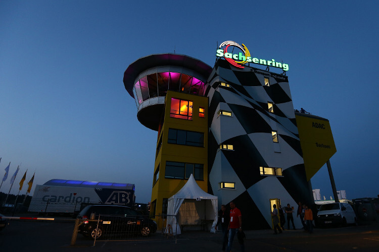 Der Turm des Sachsenring bei Nacht