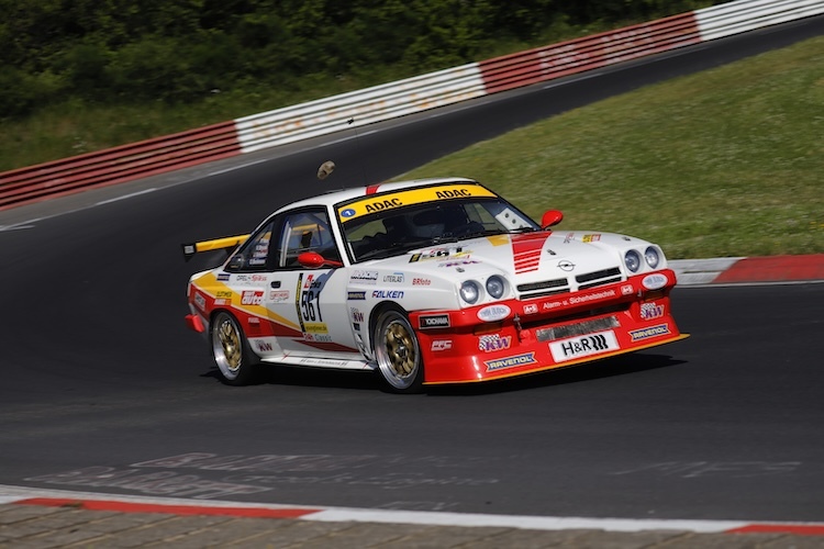 Legendäre Fahrzeuge wie der Opel Manta starten in der Deutschen Historischen Langstrecken-Meisterschaft