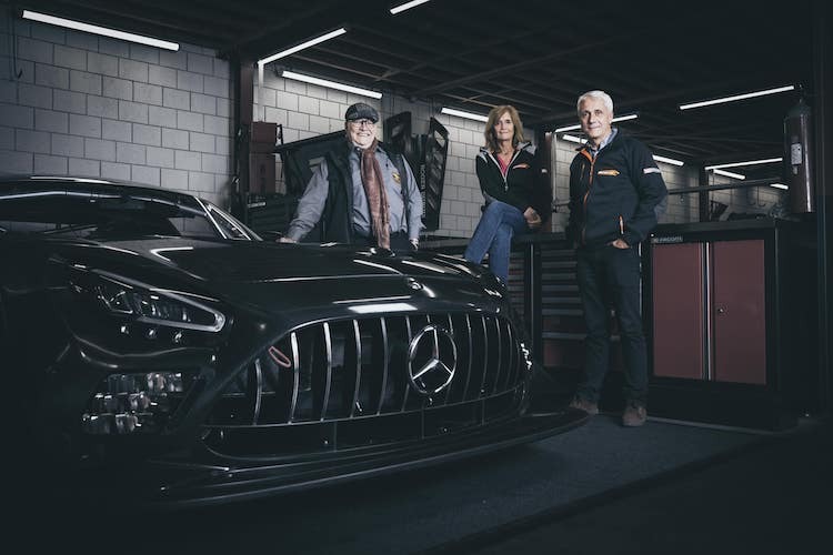 Marc van der Straaten, Olivia Boutsen und Olivier Lainé am 2024er Einsatzfahrzeug: Dem Mercedes-AMG GT3