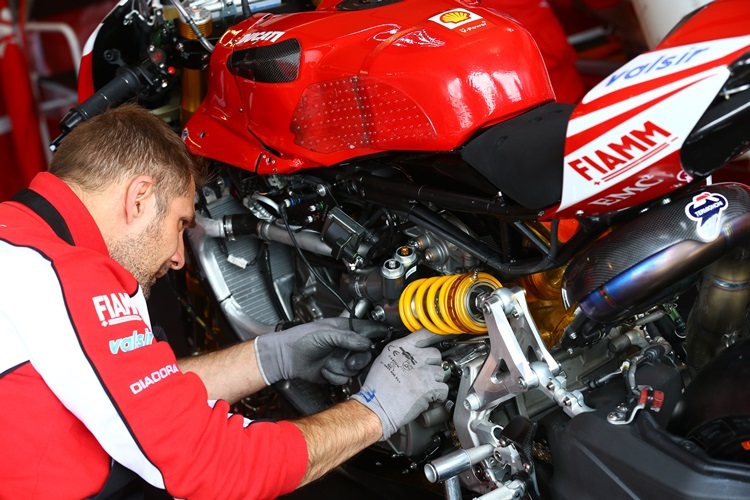 Ein Ducati-Techniker bei der Arbeit