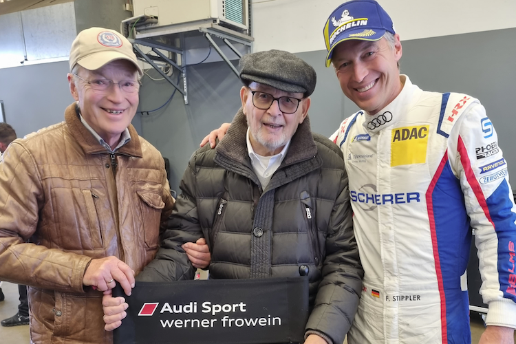 Frowein als Gast beim VLN-Finale 2023, flankiert von Frank Stippler und dessen Vater 