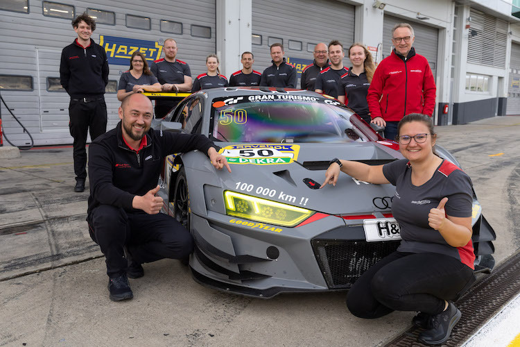 Das Team um Jil Herbst (vorne rechts) feiert die 100.000 Kilometer-Schallmauer