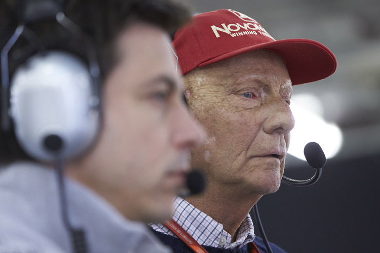 Mercedes-Motorsportdirektor Toto Wolff und Niki Lauda erlebten im dritten Training eine böse Überraschung