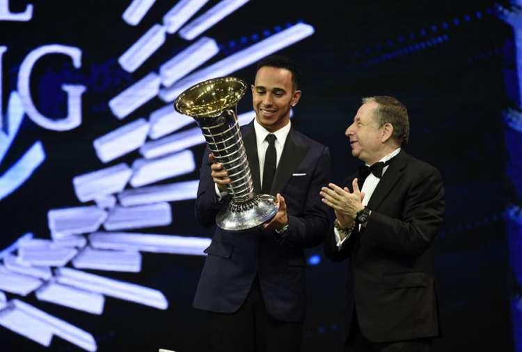 Formel-1-Weltmeister Das gefällt dem FIA-Präsidenten Jean Todt: Lewis Hamilton freute sich über seinen Pokal 