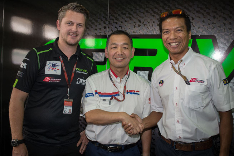 Teammanager Johan Stigefelt, der japanische HRC-Moto3-Projektleiter und Razlan Razali