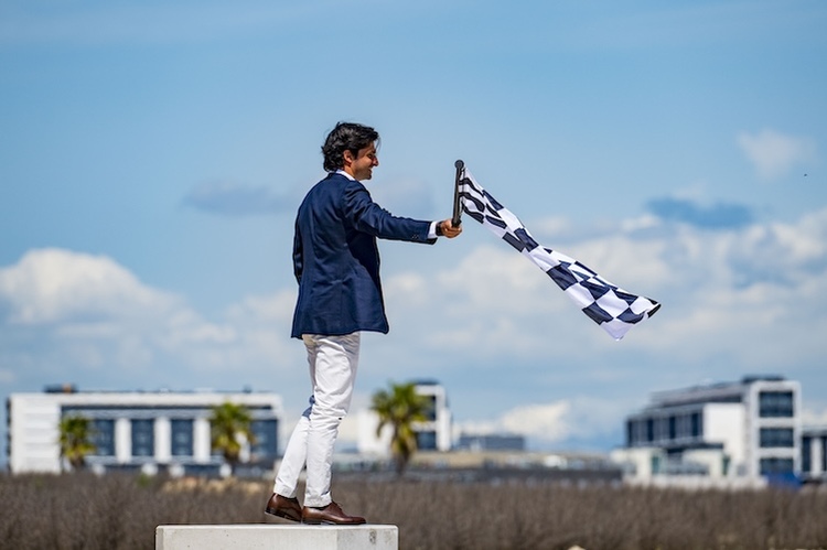 Projekt-Pate Carlos Sainz Ende April beim Baubeginn