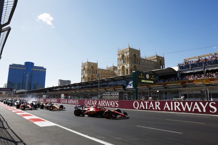 Kurz nach dem Start zum Aserbaidschan-GP, Charles Leclerc liegt in Führung