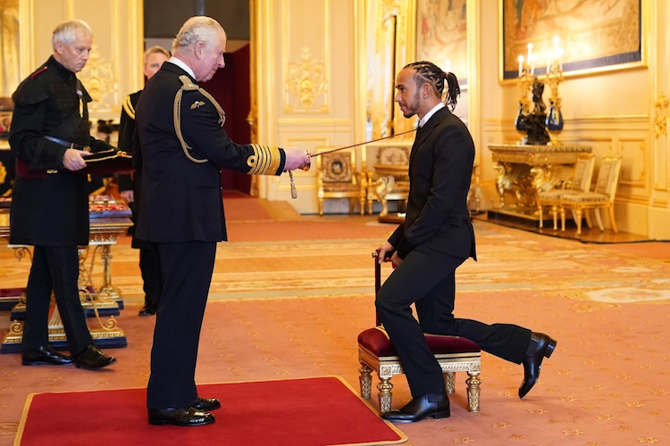 Lewis Hamilton wurde im Schloss Windsor zum Ritter geschlagen