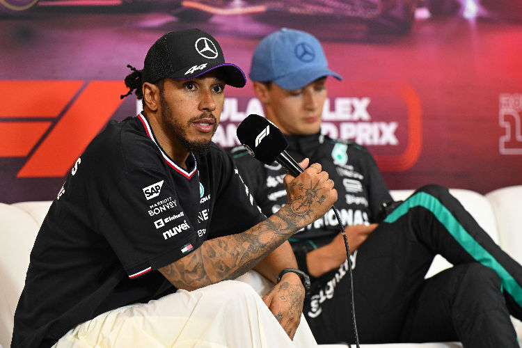 Lewis Hamilton in der Pressekonferenz nach dem Belgien-GP - hier noch als Zweiter neben Sieger George Russell