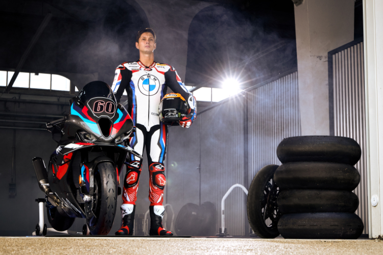 BMW-Werksfahrer Michael van der Mark mit der neuen M1000RR