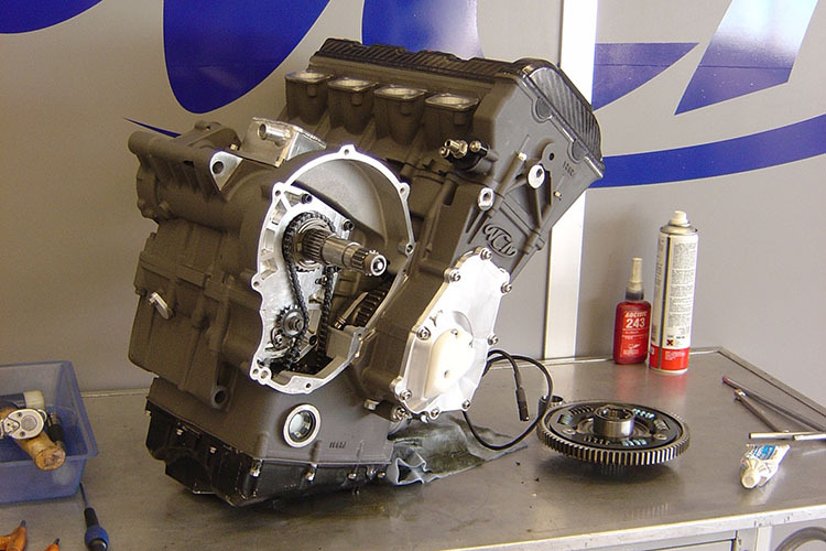 Mit diesem Vierzylinder-Reihenmotor auf R1-Basis fuhr WCM ab Portugal 2004 bis Ende 2005 in der MotoGP-WM
