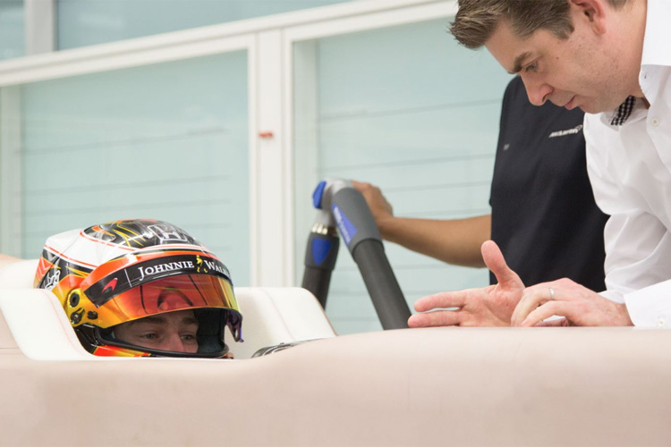 Stoffel Vandoorne bei einer Sitzprobe im McLaren-Werk