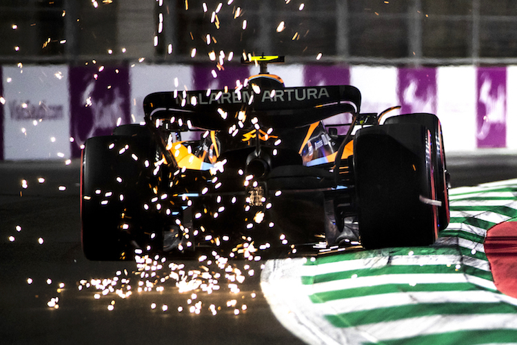 Daniel Ricciardo auf dem Randstein in Kurve 11