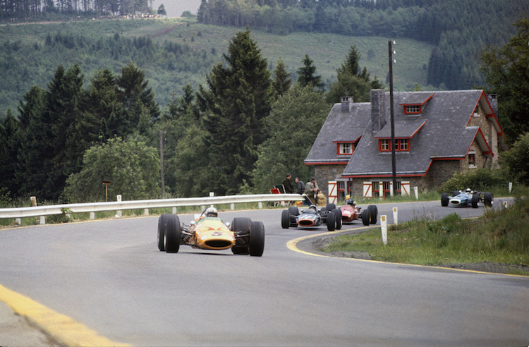 Bruce McLaren fährt 1968 dem Sieg in Spa-Francorchamps entgegen