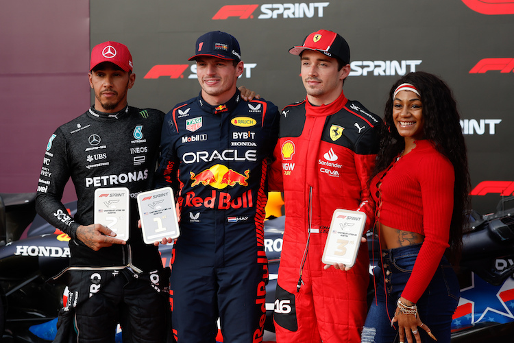 Die ersten Drei im Sprint, Sieger Verstappen in der Mitte, links Hamilton, neben Verstappen Leclerc, ganz rechts die Leichtathletin Sha’Carri Richardson