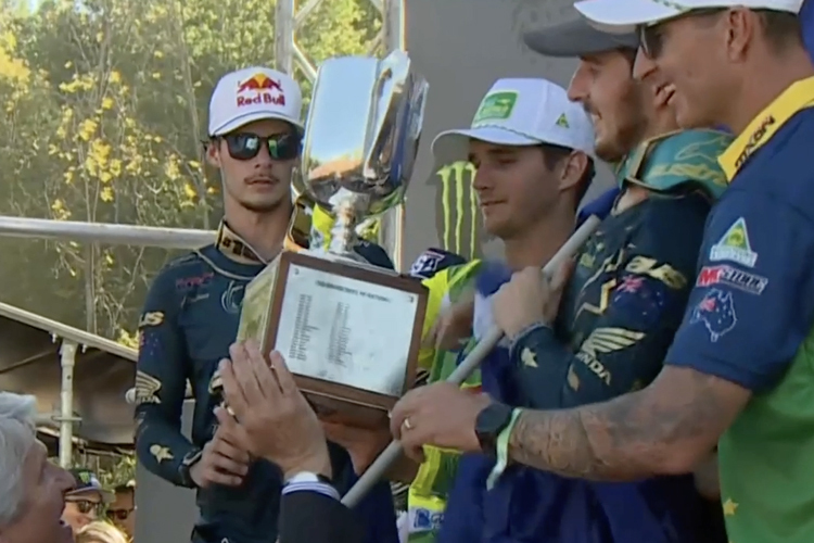 Team Australien erhält die Chamberlain Trophy