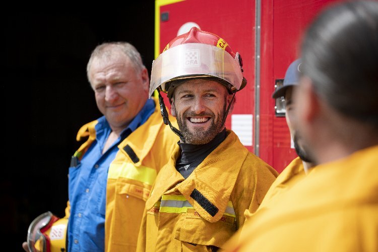 Tom Sykes als Feuerwehrmann