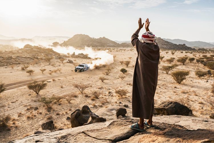 Der Deutsche VW-Amarok-Pilot Dennis Schröder fuhr auf der zehnten Etappe in die Top Ten