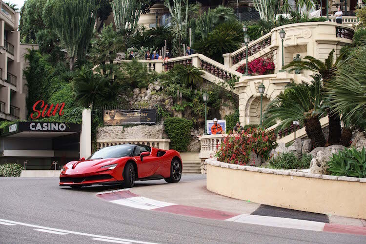 Charles Leclerc pfeffert den SF90 Stradale durch die Strassen von Monte Carlo