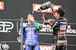 Jeweils vier Moto2-Siege 2025: Diogo Moreira (li.) und Manuel Gonzalez kämpfen noch um den Titel)