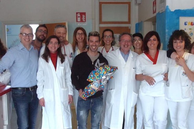 Marco Melandri zu Besuch auf der Kinderstation im Krankenhaus Ravenna