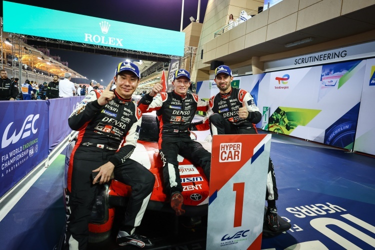 Sieger der 8h Bahrain: (v.li.) Kamui Kobayashi, Mike Conway und José María López