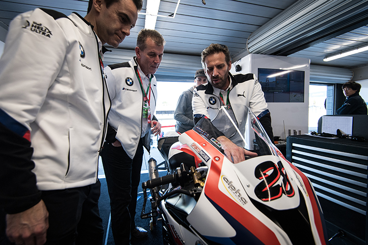 BMW-Motorsport-Direktor Marc Bongers (re.) mit BMW-CEO Dr Markus Schramm (Mitte)