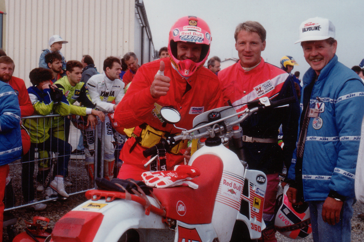 «Kini» 1989 bei den Enduro Six Days mit Red-Bull-Aufklebern