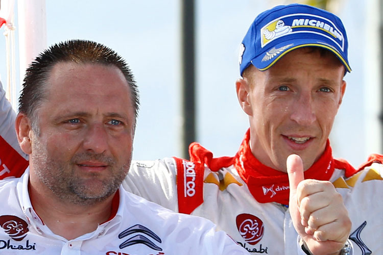  Sieger Kris Meeke (rechts) hat die erste Rate seiner Schulden bei Citroën-Teamchef Yves Matton beglichen 