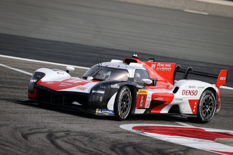 Im zweiten freien Training von Bahrain vorne: Der Toyota GR010 Hybrid von Brendon Hartley