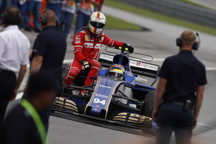 Pascal Wehrlein mit Sebastian Vettel als Beifahrer