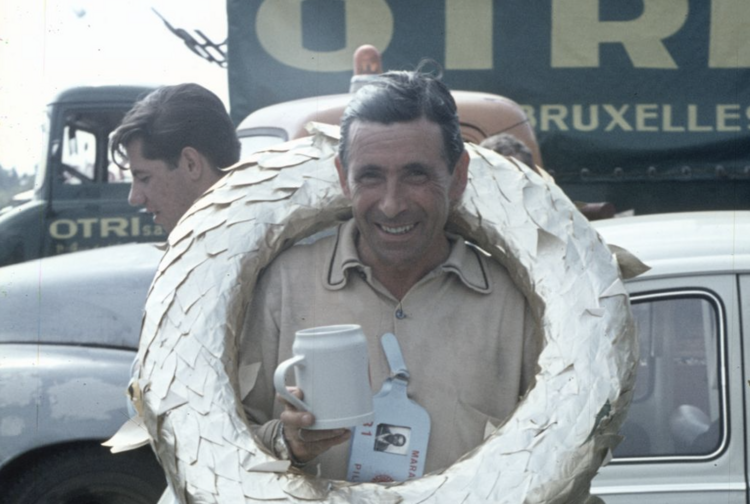 Marathon de la Route 1968: Heinz Hennerici mit Kranz für den Klassensieg