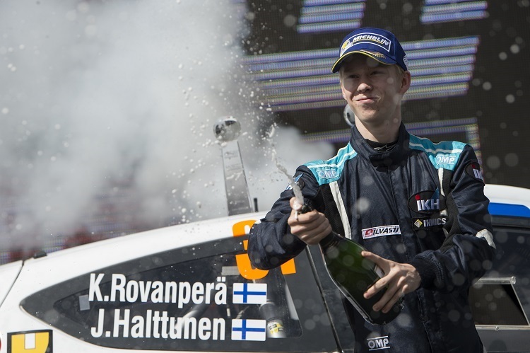 Kalle Rovanperä feiert einen WRC2-Sieg