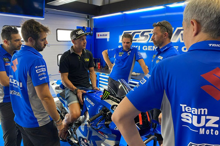 Seat fitting lundi : Domi Aegerter dans le box Suzuki