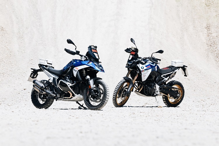 Die Motorräder der BMW Motorrad International GS Trophy 2024 in Namibia: R1300GS (links) für die Teilnehmer, F900GS für die Marshals