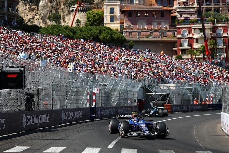 George Russell hängt hinter dem Williams von Carlos Sainz fest