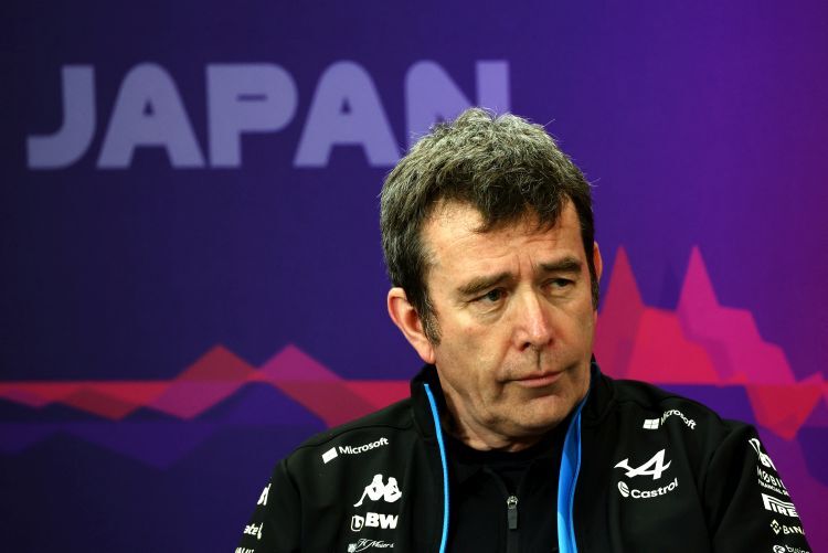Alpine-Teamchef Bruno Famin bei einer Medienrunde in Suzuka