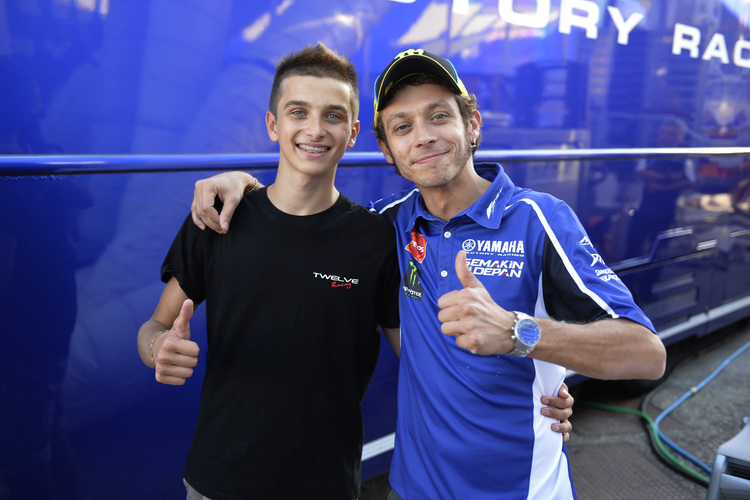 Misano-GP 2013: Rossi begrüsst seinen Bruder Luca Marini im Paddock