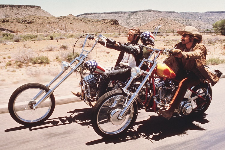 Wer vier Hauptdarsteller im Film Easy Rider: Peter Fonda, Denis Hopper, Captain America, Billy Bike
